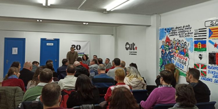 As rúas de Vigo acollen unha manifestación rodada do sector das autoescolas