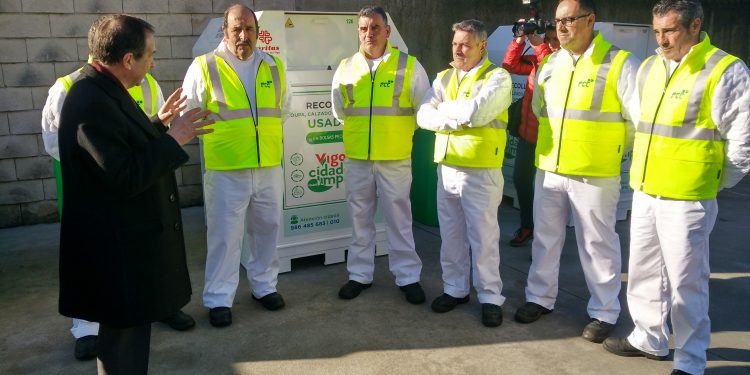 Dous camións eléctricos recollerán o lixo no servizo ‘porta a porta’ de Vigo