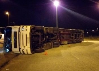 Trasladado a Concheiro el conductor de un tráiler que volcó en Mos