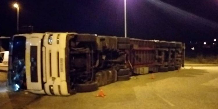 Trasladado a Concheiro el conductor de un tráiler que volcó en Mos