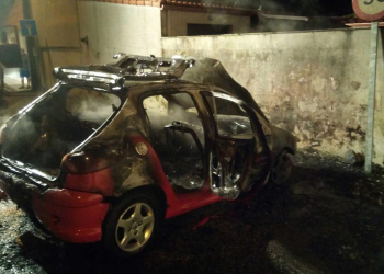 Un coche queda calcinado por completo tras sufrir un incendio en Vigo