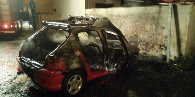 Un coche queda calcinado por completo tras sufrir un incendio en Vigo