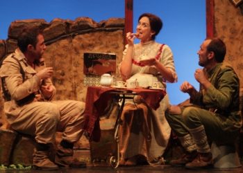 Los escolares de Vigo conocen el valor de la paz con una obra teatral bélica