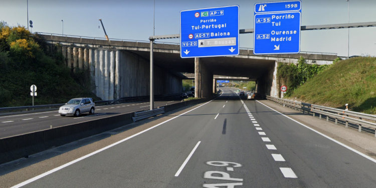 Excarcelada una persona tras volcar con su vehículo en la AP-9 en Vigo