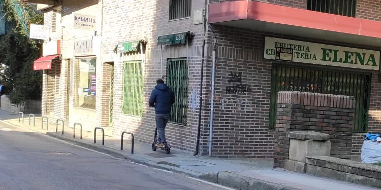 Un conductor de VMP, multado por segunda vez en un mes en Vigo por ir por la acera