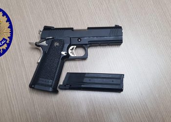 La Policía se incauta de un arma simulada con la que cuatro niños realizaban disparos en Chapela