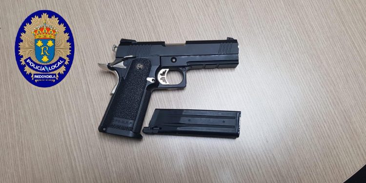 La Policía se incauta de un arma simulada con la que cuatro niños realizaban disparos en Chapela