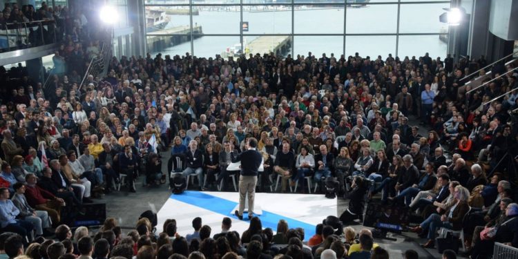 Feijóo abre a súa campaña en Vigo: "Son e serei un presidente libre"