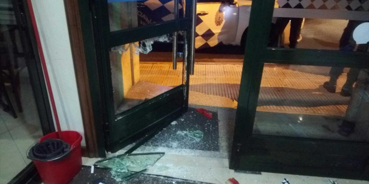 La Policía de Vigo investiga un robo de madrugada en una cafetería de Castrelos