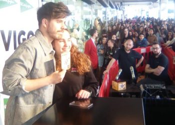 ‪Roi Méndez aterriza sus ‘Aviones de Papel’ en Vigo