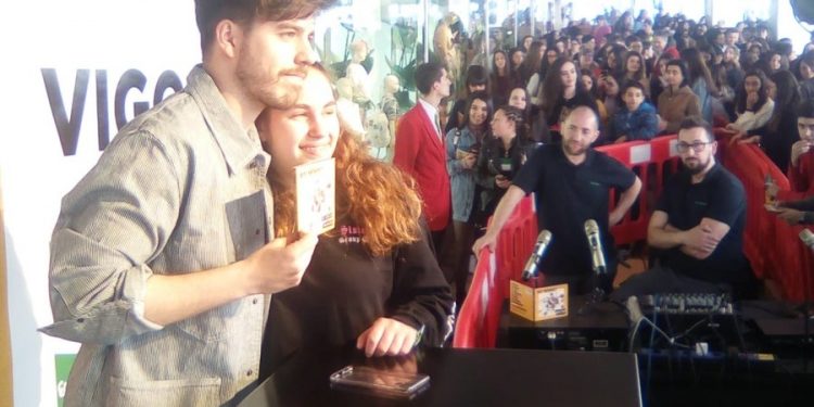 Roi Méndez aterriza sus ‘Aviones de Papel’ en Vigo