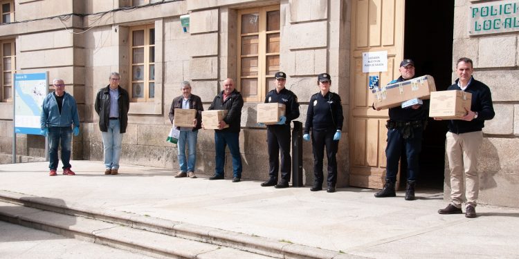 O futbolista Jota Peleteiro doa 3.500 pares de luvas a Tui