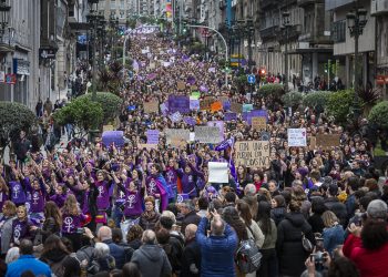 Una multitud marcha el 8M en Vigo por la igualdad y contra el patriarcado