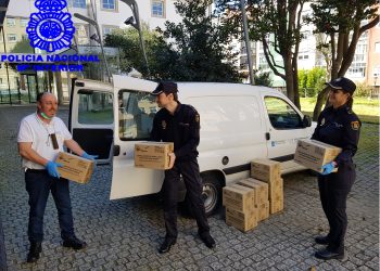 La Policía Nacional de Vigo entrega 36.000 guantes al personal sanitario