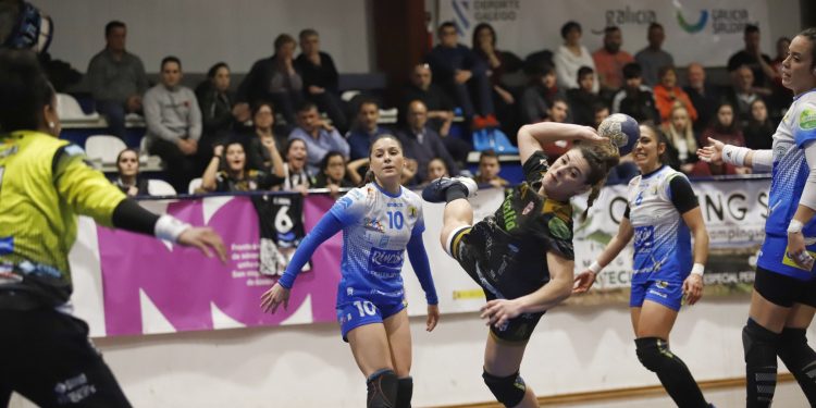 El Mecalia rema a contracorriente para ganar al Málaga