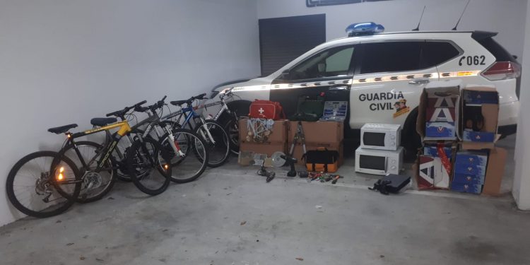 Desarticulan en A Guarda un grupo especializado en robos en garajes y viviendas