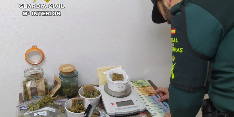 Detenido el ocupante de un vehículo por tráfico de drogas en Salceda de Caselas