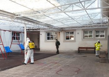 O servizo de loita contra incendios da Xunta desinfecta o CAPD de Chapela