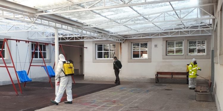 O servizo de loita contra incendios da Xunta desinfecta o CAPD de Chapela