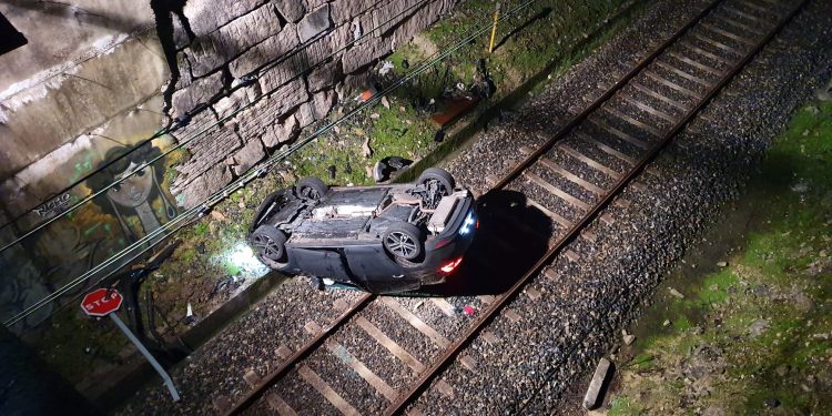 Nuevo accidente en O Porriño al caer otro vehículo a las vías del tren