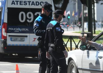 La Policía Local denuncia a dos personas por tomar unas cervezas en el centro de Vigo