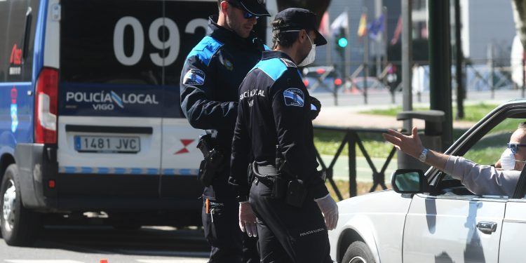 La Policía Local denuncia a dos personas por tomar unas cervezas en el centro de Vigo