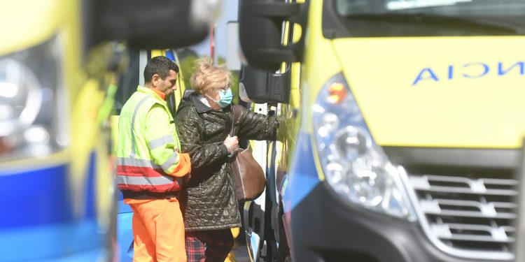 A área sanitaria de Vigo pon en marcha un proxecto de voluntariado para loitar contra o COVID-19