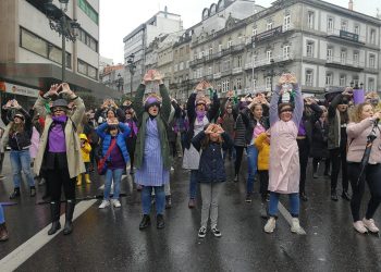 Vigo abre el 8M con una performance reivindicativa