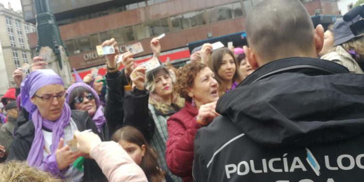 Vigo abre el 8M con una performance reivindicativa