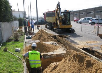 Nigrán comeza a construír dúas electroliñeiras que recargan coches en media hora