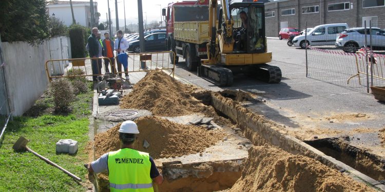 Nigrán comeza a construír dúas electroliñeiras que recargan coches en media hora