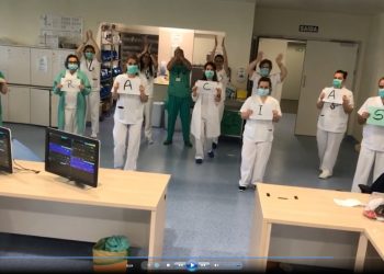 Así da las gracias la UCI del Cunqueiro a la Policía de Vigo