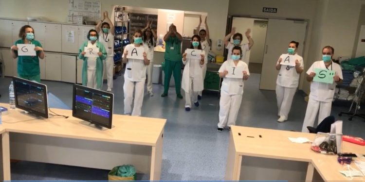 Así da las gracias la UCI del Cunqueiro a la Policía de Vigo