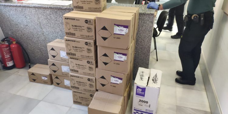 Interveñen en Mos 11.000 luvas, 124 litros de alcohol sanitario e 510 mascarillas