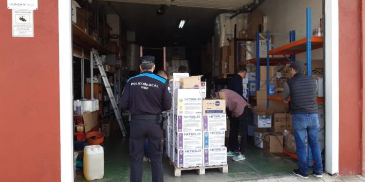 La Policía requisa en Vigo un partida de 40.000 guantes lista para vender