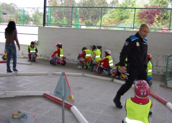 A Policía de Mos felicita os cumples dos máis pequenos a domicilio