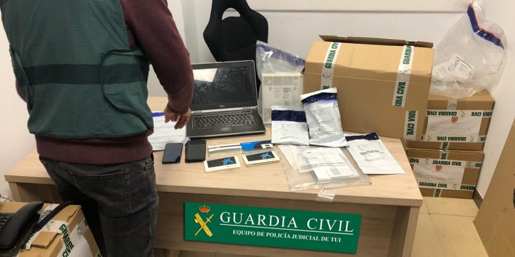 La Guardia Civil de Tui desarticula una organización dedicada a clonar tarjetas bancarias