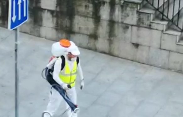 Vigo aplica desinfectante en calles