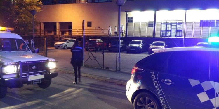 Un hombre sufre heridas graves tras caer de un árbol en Redondela