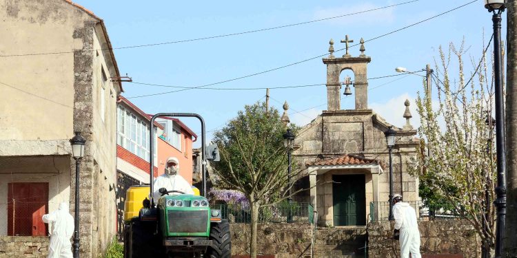 Dúas adegas de Arbo prestan maquinaria e persoal ao Concello para desinfectar a vila
