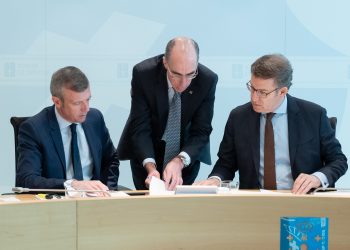 Galicia suspende clases, pecha centros de día e limita espazos públicos tras chegar a 64 positivos