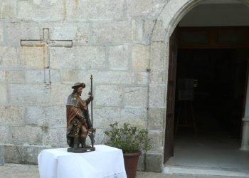 El párroco de Oia, en Vigo, saca a la calle a San Roque