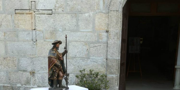 El párroco de Oia, en Vigo, saca a la calle a San Roque