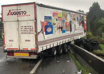 Trasladado al Cunqueiro el conductor de un camión que se salió de la vía en la A-55