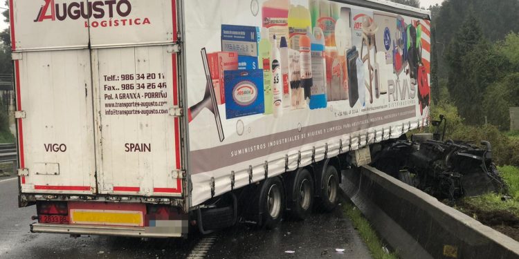 Trasladado al Cunqueiro el conductor de un camión que se salió de la vía en la A-55
