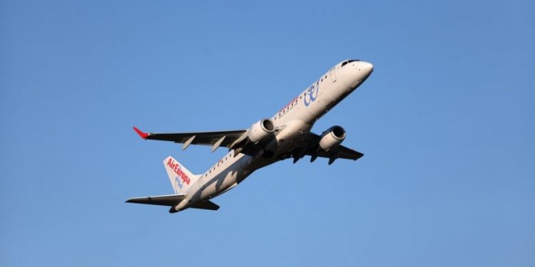 Iberia y Air Europa ‘tiran’ los precios de los vuelos entre Vigo y Madrid por el coronavirus