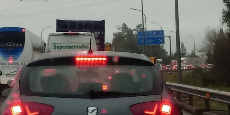 Un accidente y una avería en la AP9 colapsan la entrada a Vigo