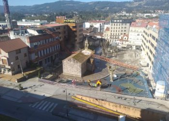 Una grúa se desploma sobre la capilla del Cristo en O Porriño