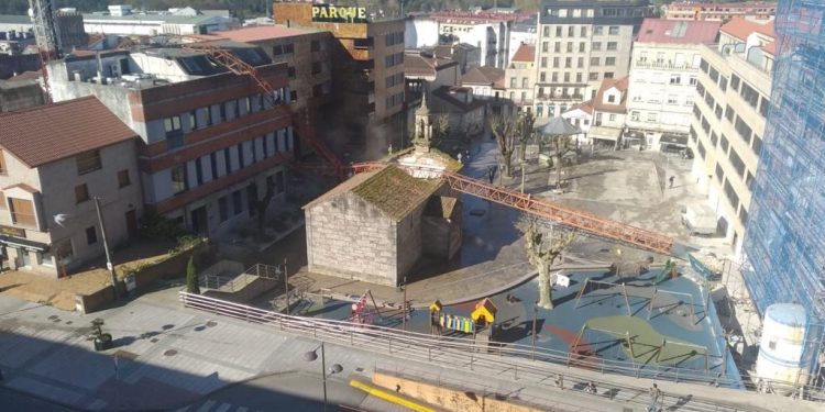 Una grúa se desploma sobre la capilla del Cristo en O Porriño