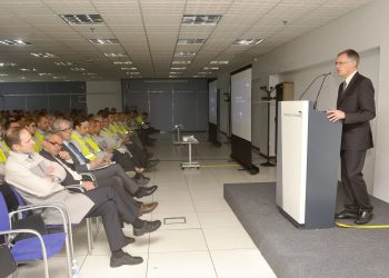 PSA Vigo desoye las peticiones de sus trabajadores y mantiene la actividad